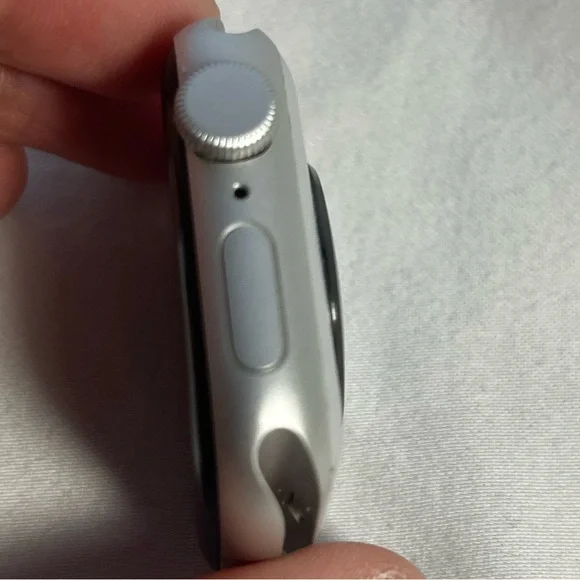 Apple Watch SE New 40MM Alluminum Case with Charger - Picture 9 of 10